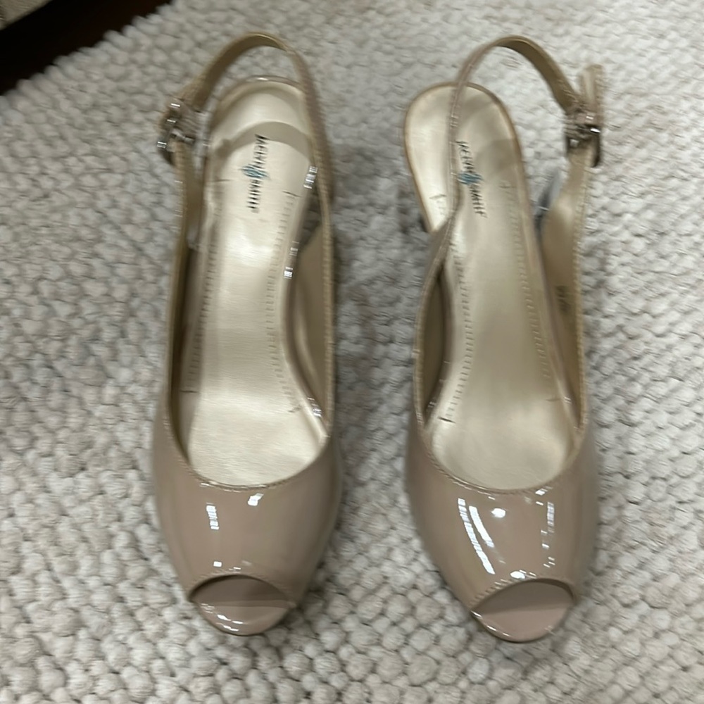 Open toe heels. Beige
